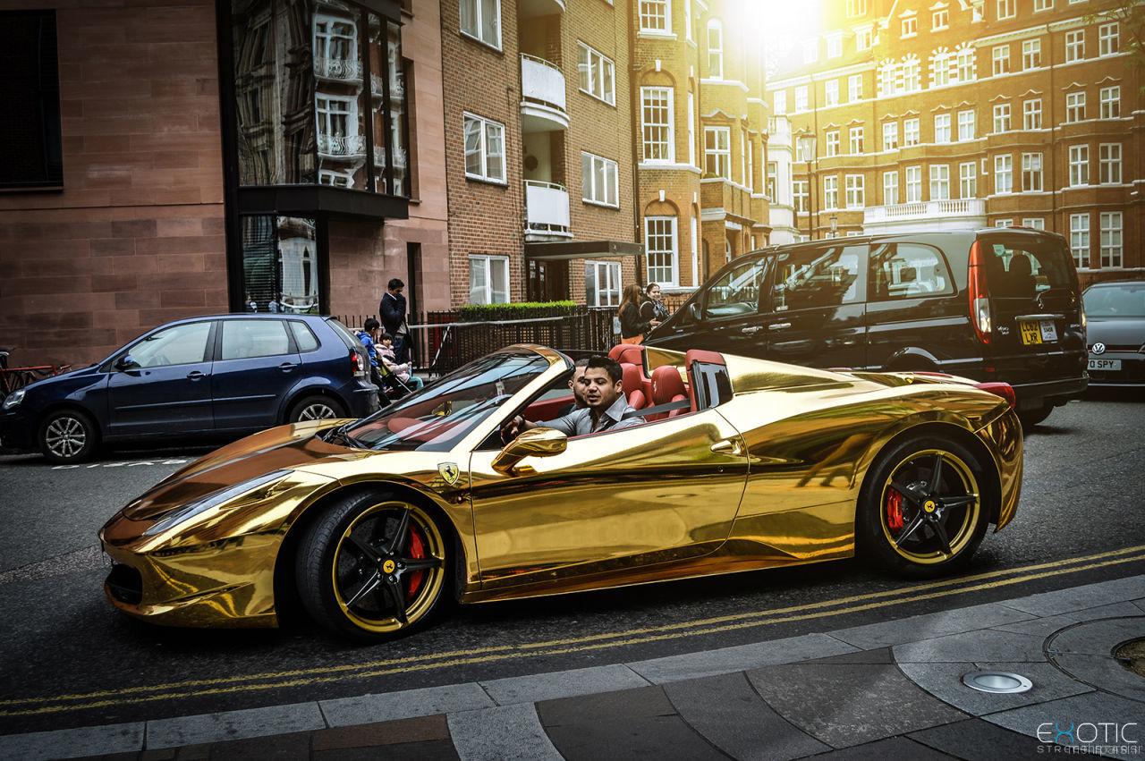 عکس خودروی فراری ساخته شده از طلا