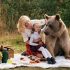 دوستی باورنکردنی مادر و دختر انگلیسی با خرس وحشی
