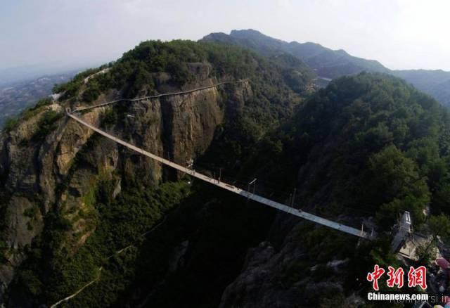 ساخت وحشتناکترین پل هوایی جهان در چین + عکس