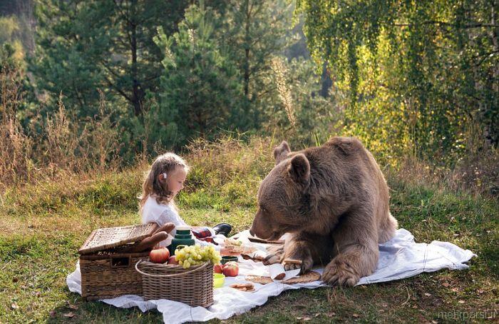 دوستی باورنکردنی مادر و دختر انگلیسی با خرس وحشی