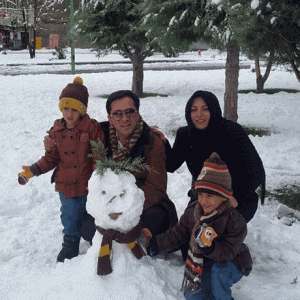 مجری معروف تلویزیون و همسرش در حال برف بازی +تصاویر