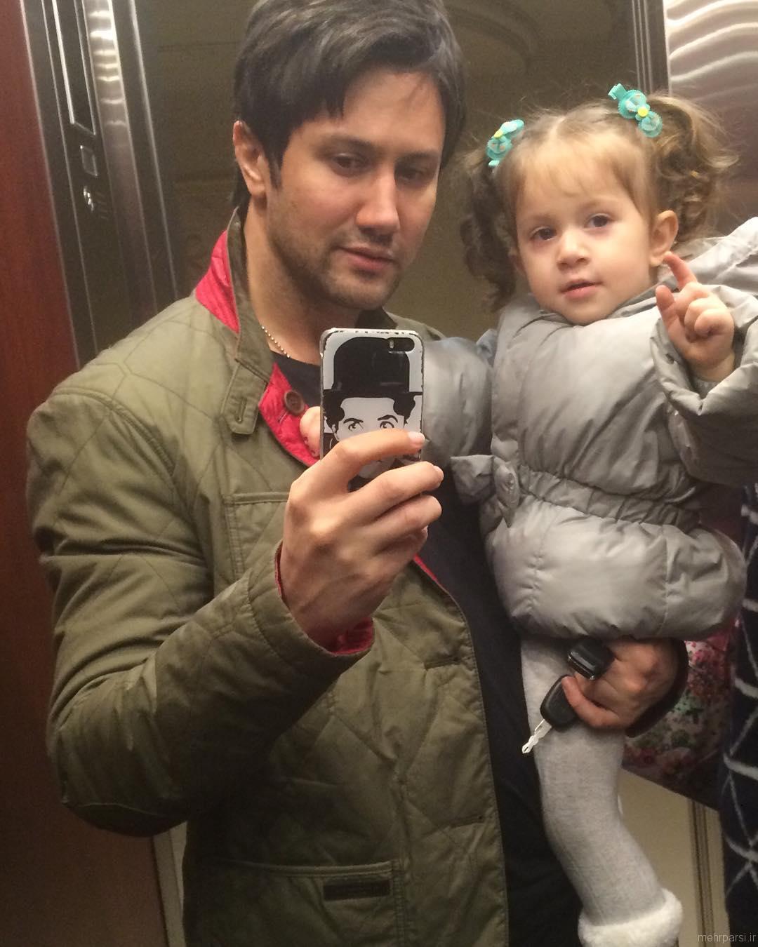 عکس جدید شاهرخ استخری و دخترش در آسانسور (بهمن 94)